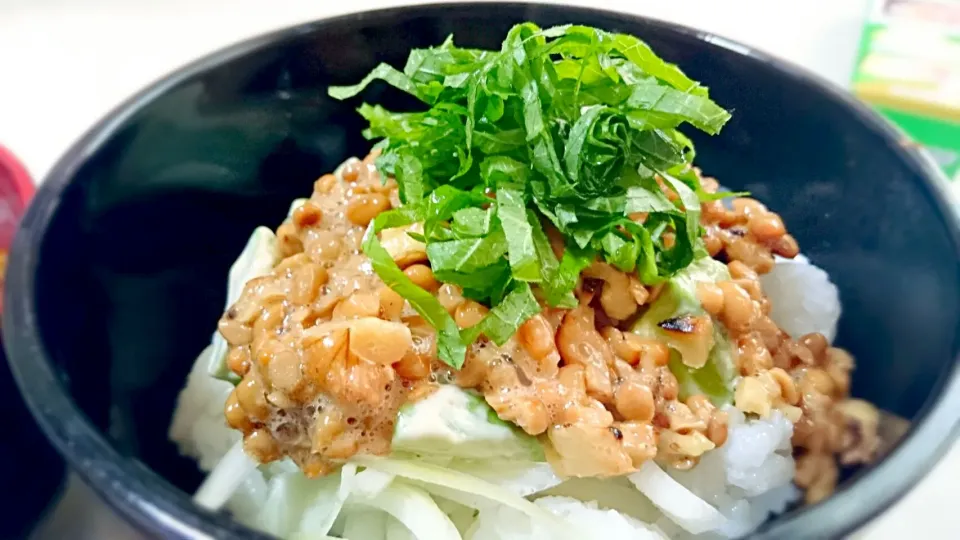 アボカドくるみ納豆丼|やっちさん