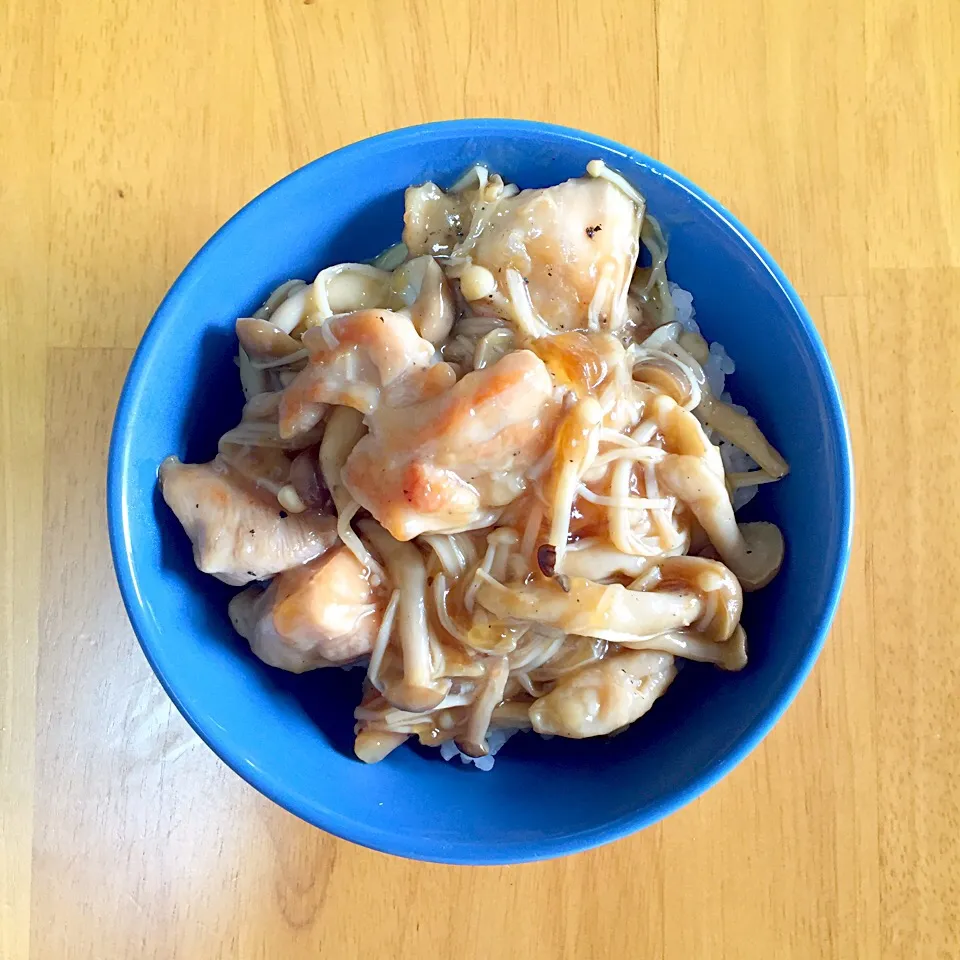 休日ランチ🍽
鶏きのこ丼|たこやきさん