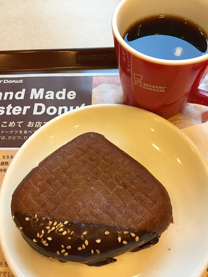 Snapdishの料理写真:焼き栗ドーナツ チョコ w/ ブレンドコーヒー|T. Wonderさん