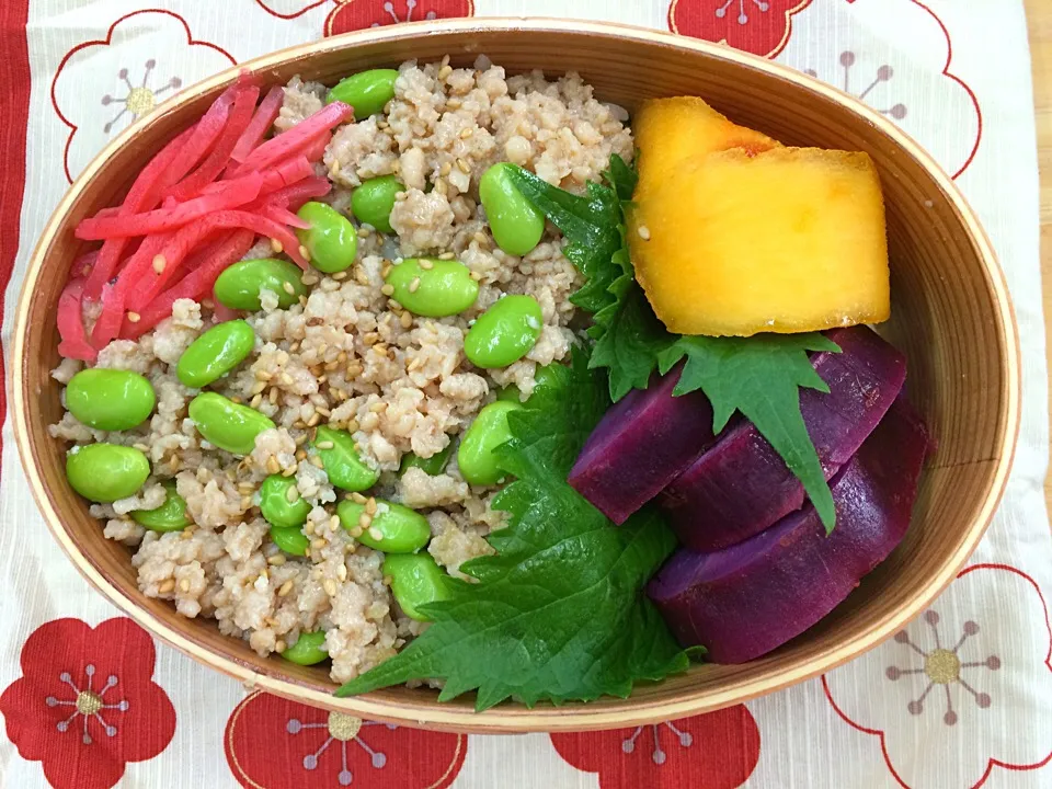 【わっぱ弁当】そぼろご飯&紅芋と柿♪|るかるんさん