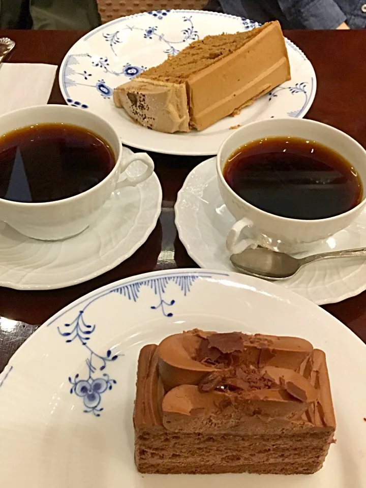 10月1日はコーヒーの日☕️ケーキセット（ミルクチョコレートケーキ、あしなが珈琲シフォン／椿屋オリジナルブレンド☕️）|ゆうじ.さん