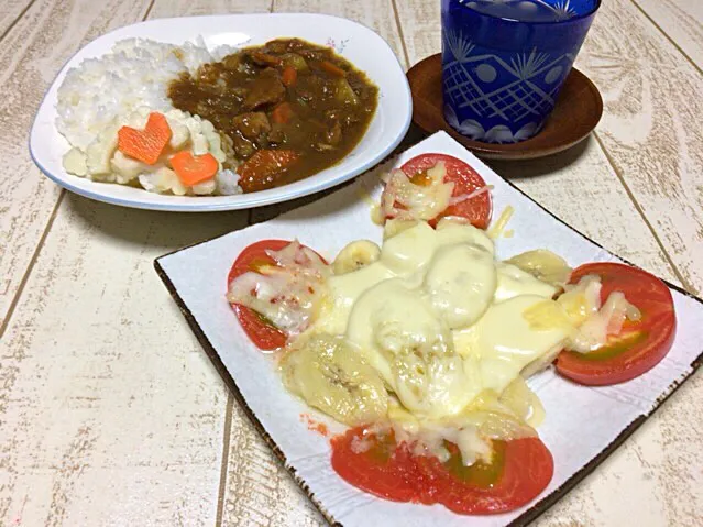 今日の男飯(⌒-⌒; )バナナとトマトのとろけるチーズ♫andたっぷり煮込みカレー♫|ひーちゃんさん