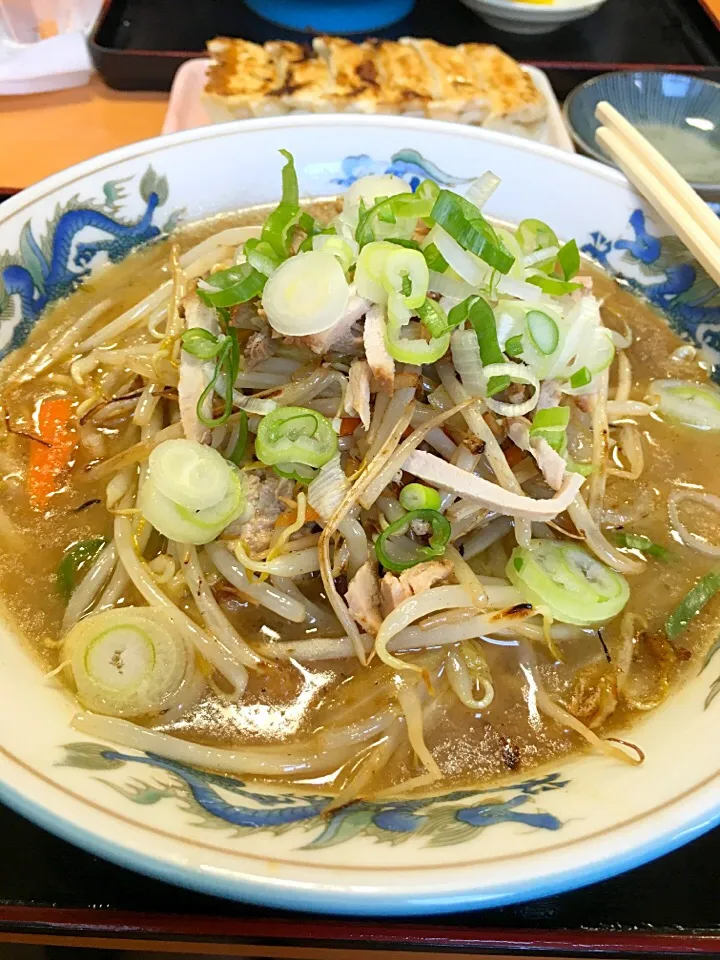 Snapdishの料理写真:旭川ラーメン野菜しょうゆ|ドキンちゃんさん