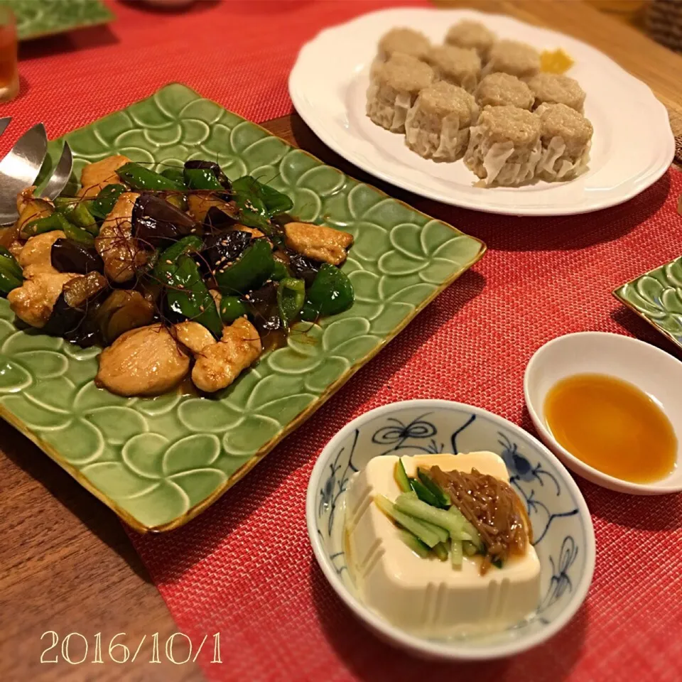 Snapdishの料理写真:鶏むね肉となす、ピーマンの中華炒め
しゅうまい／551蓬莱
冷奴／なめたけ・きゅうり|𓇼 Ⓢ Ⓗ Ⓘ Ⓝ Ⓞ Ⓑ Ⓤ 𓇼さん