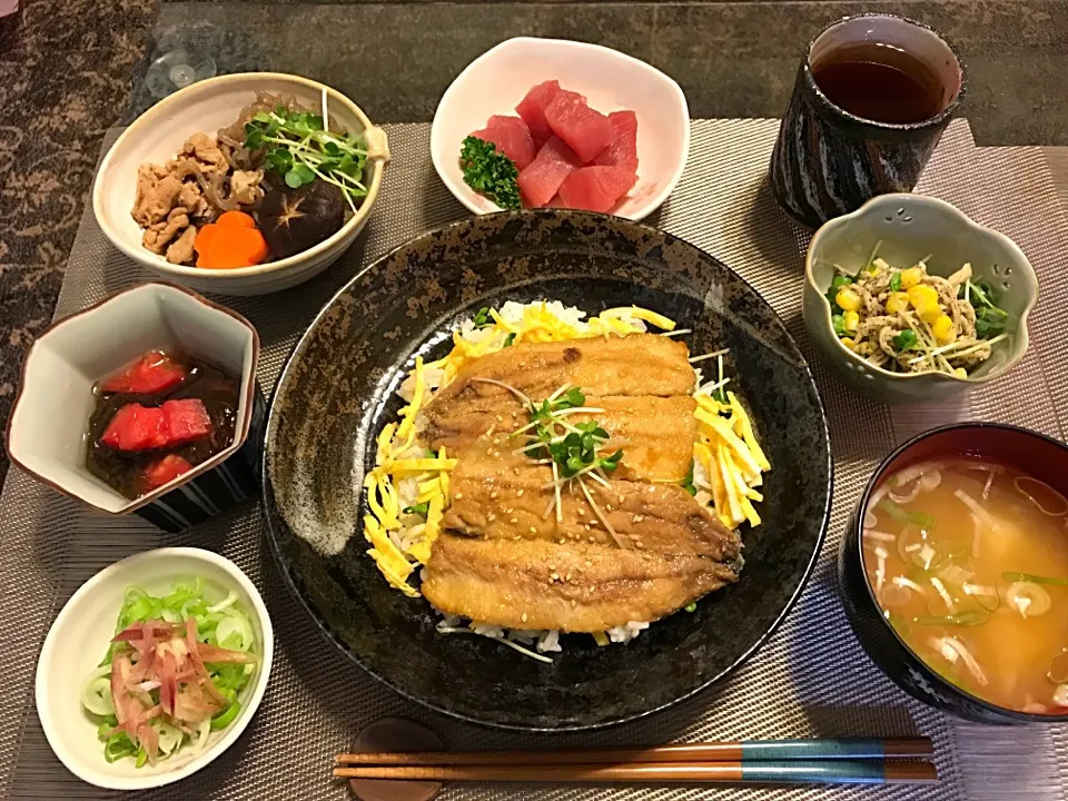 Snapdishの料理写真:今日の晩ご飯💕 #いわしの蒲焼き丼 #もずく酢 #肉豆腐 #鮪の刺身 #切り干し大根のサラダ #ネギとお豆腐のお味噌汁 お家ご飯|あいさん