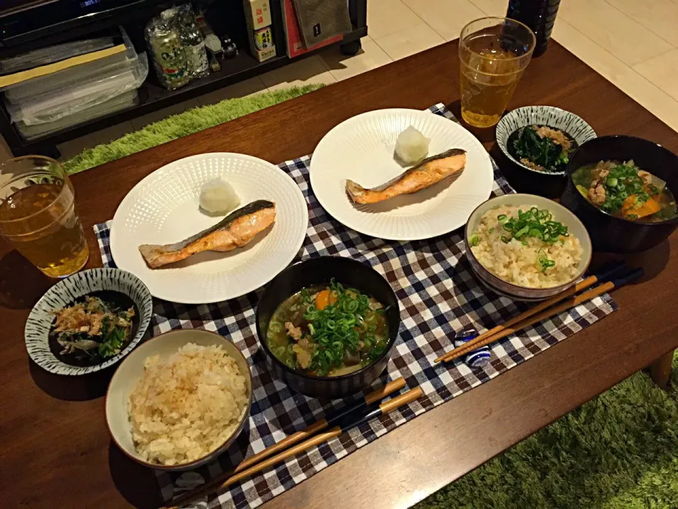 週末ご飯♡炊き込みご飯、鮭、ほうれん草の胡麻和え、さつま汁|未来さん