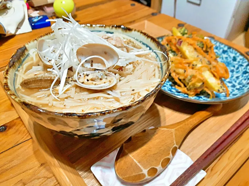 奥にガラクタ載ってます😅
男子ごはんのアサリのにゅうめんと、さつまいものかき揚げ😋|Mkitchenさん