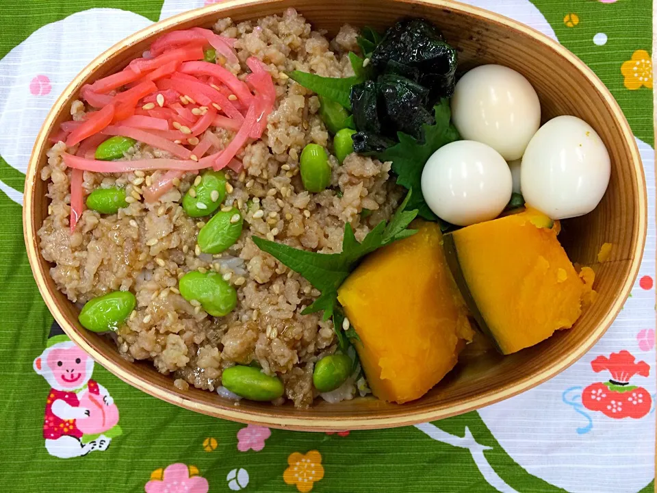 【わっぱ弁当】そぼろご飯&栗カボチャとうずらの卵とホウレン草の黒ごま和え♡|るかるんさん