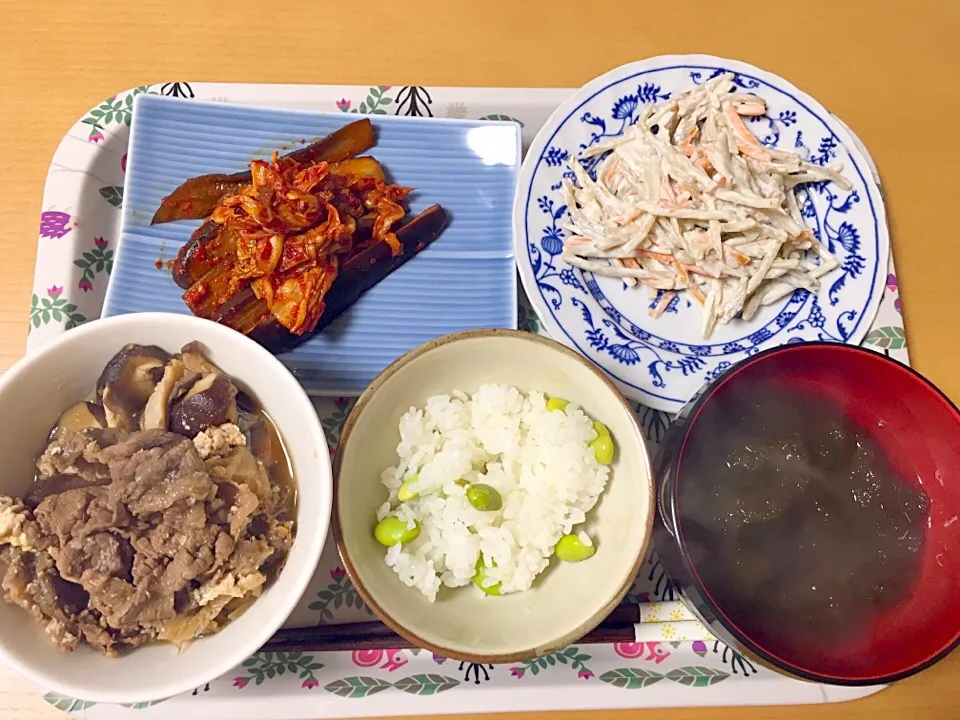 Snapdishの料理写真:10月1日
肉豆腐
茄子キムチ
ごぼうサラダ
とろろ汁
枝豆ご飯|あちゃんみんさん