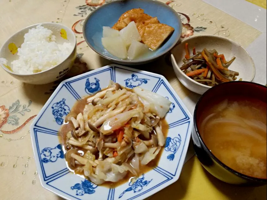 晩ごはん
　キャベツとしめじの味噌炒め
　きんぴらごぼう
　昨日残り😁の　大根平天　さっと煮が今日も方が味が染みて美味しかった|korinoさん