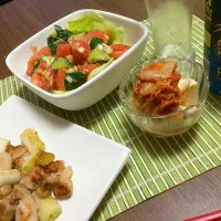 Snapdishの料理写真:10/1  晩酌メニュー
鶏の塩焼き
キムチ冷奴
トマトときゅうりのごまダレサラダ|sayaさん