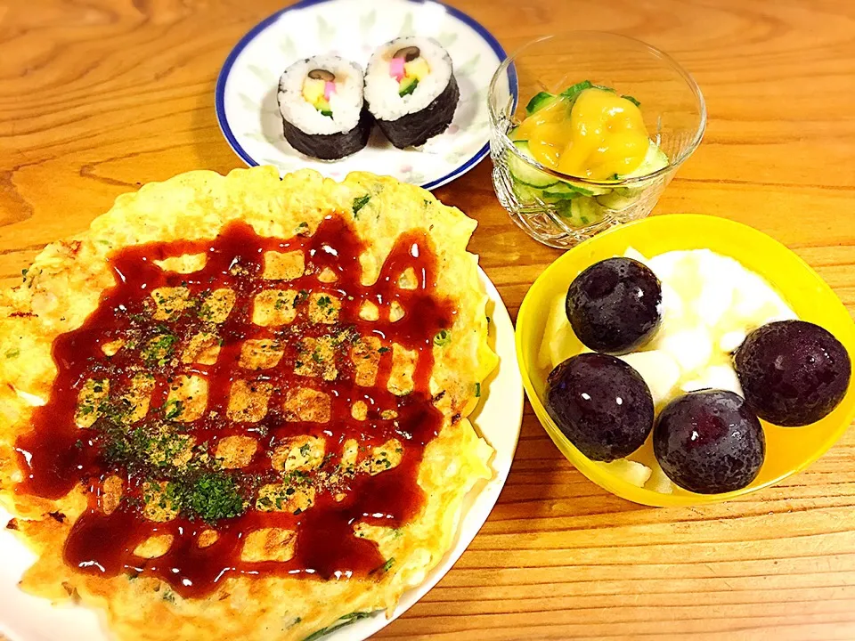 Snapdishの料理写真:イカをさばいてお好み焼き、きゅうりの酢の物、りんご、葡萄、ヨーグルト。巻きずし。|pepiさん