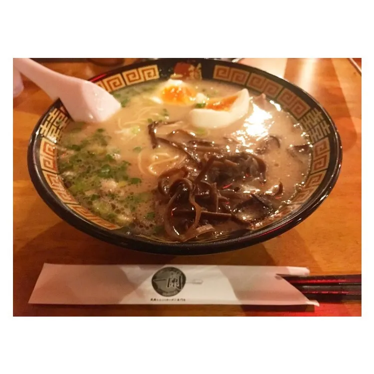 Snapdishの料理写真:豚骨ラーメン🍜
ヘビーな朝食w|女神さん