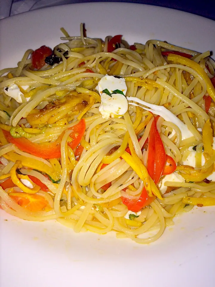 Linguini w garlic sauce, tomatoes and fresh Mozzarella  @ The Would, Highland, NY 10/01/16|Morcone Girlsさん