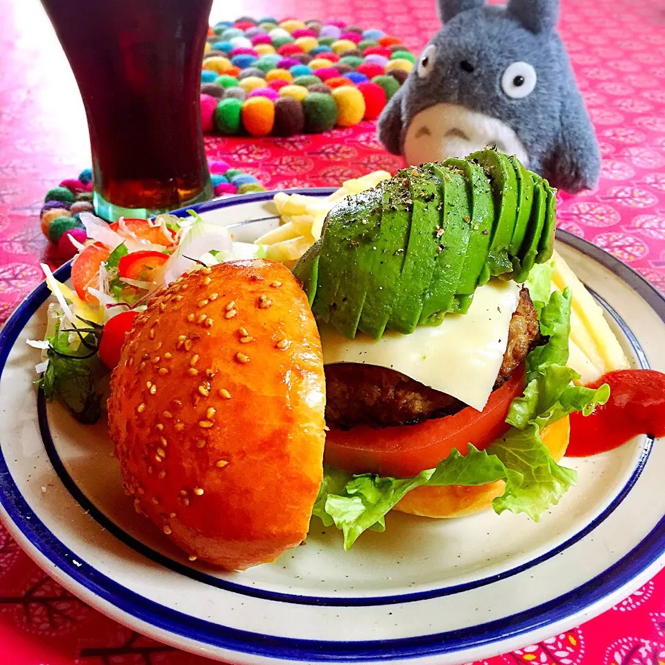 Snapdishの料理写真:10月2日のブランチ
手作り和牛アボカドバーガー|miimaさん