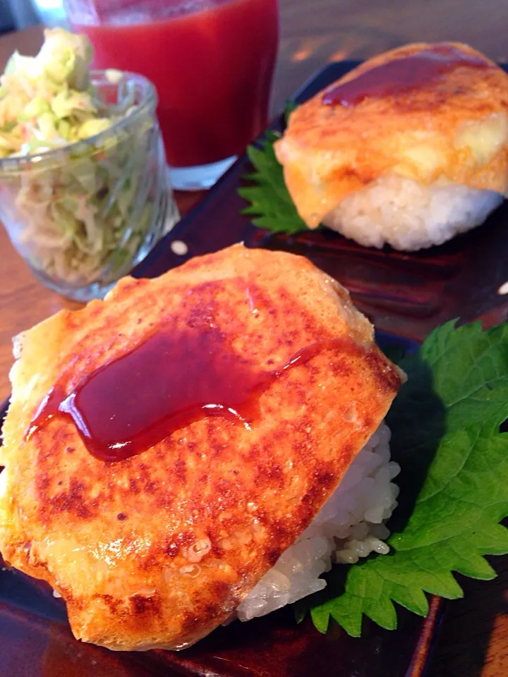 最近流行りの焼きチーズおにぎり🍙
甘味噌をトッピング✨|ちなみんさん