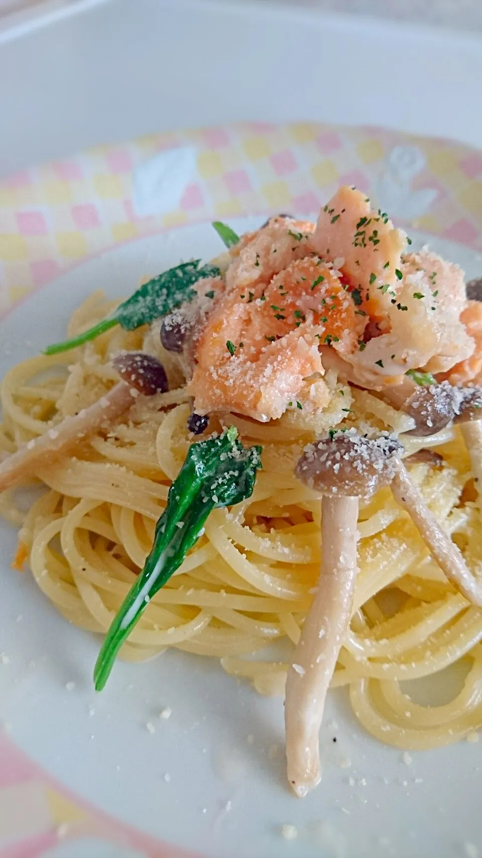 鮭としめじとほうれん草のクリームパスタ🍝|じょうさん