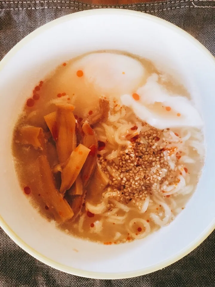 Snapdishの料理写真:とんこつラーメン🍥
相変わらず食材がない❗️|しろこ🐾໊さん