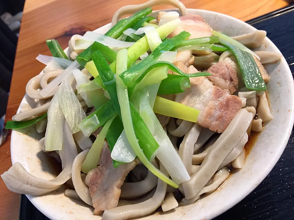 前から気になってた土日昼のみ開いてる蕎麦屋さんで、「冷やし肉南・太麺」にトライ。
啜って喉越しを愉しむと言うのとは真逆の、箸で口に運んで噛み締める食べ物。噛めば噛むほど蕎麦と豚の味が出てくる、ええ感じの一杯でした。|たけうちさん