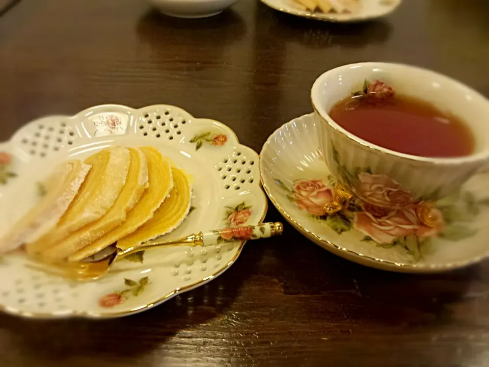 Snapdishの料理写真:ロンネフェルトの紅茶とバームクーヘン|ミニドラミさん