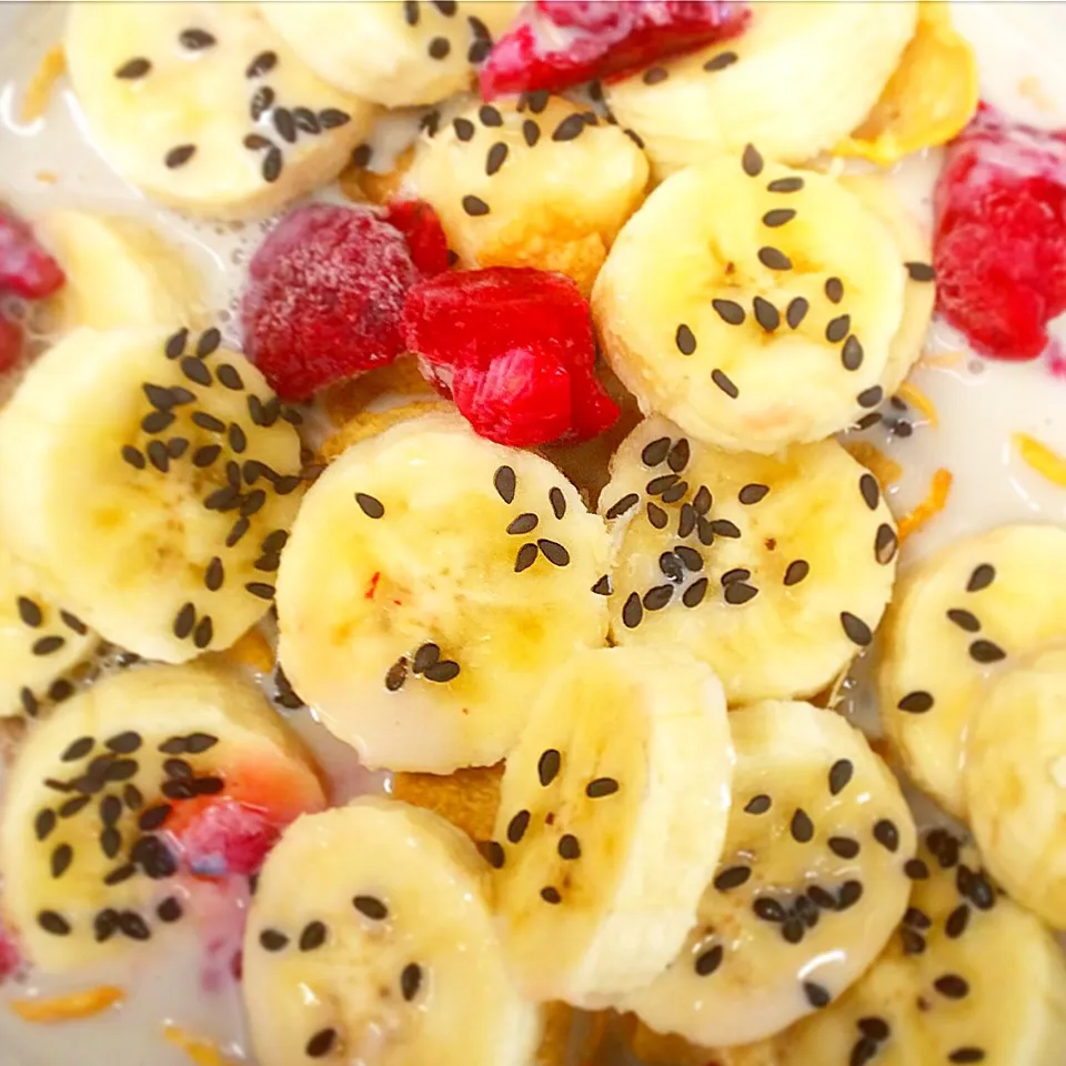 Easy breakfast...banana, raspberry, riceberry milk,corn flakes, sunflower seed and black sesame|happyhungryhoursさん