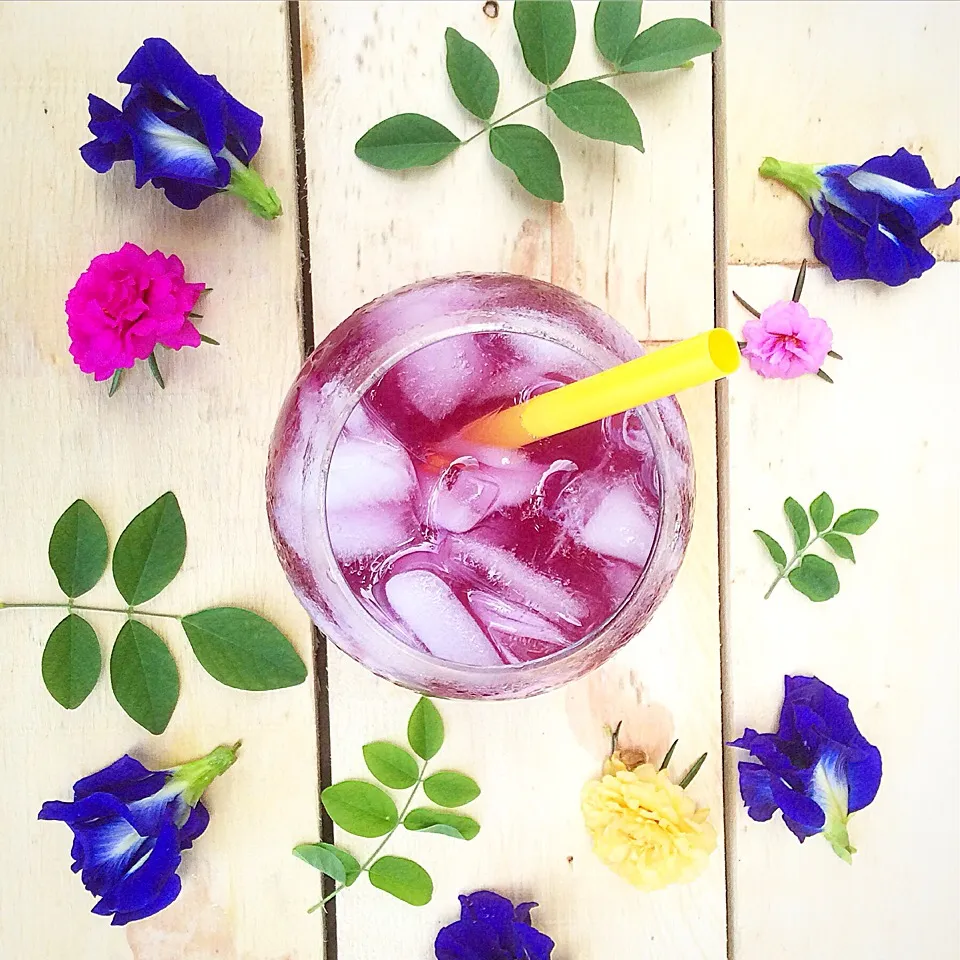 Snapdishの料理写真:Butterfly pea juice (mix with lime juice and a drop of honey...chillin sunday 😳|happyhungryhoursさん