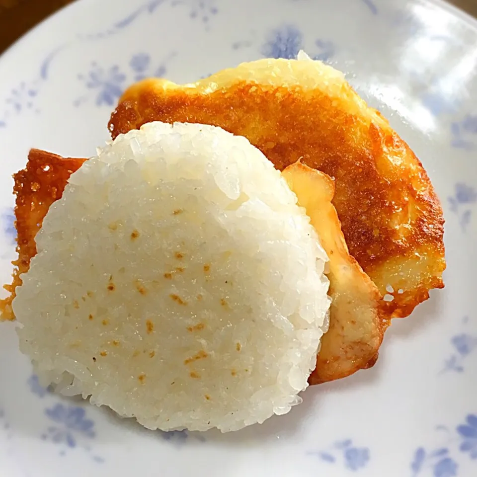 Snapdishの料理写真:🍙はねつきおにぎり🧀|みなさん