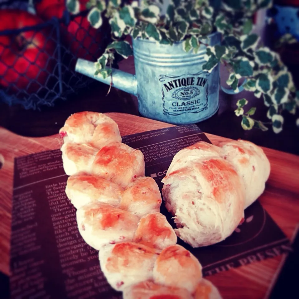 ともさんの料理 三つ編みチョコチップパン…のベーコンバージョンです(^^;;|ふれでぃーさん