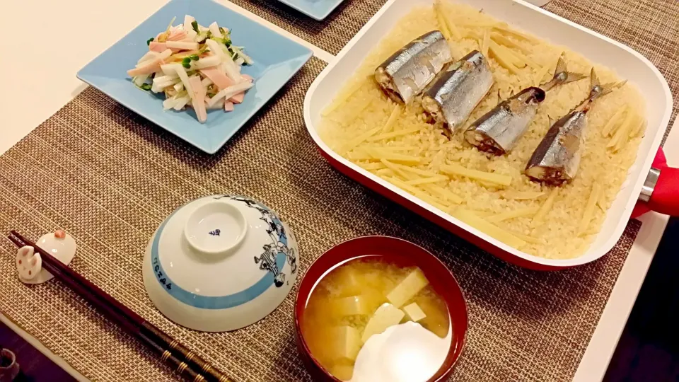 今日の夕食　さんまの炊き込みご飯、大根サラダ、豆腐とわかめの味噌汁|pinknari🐰🌈さん