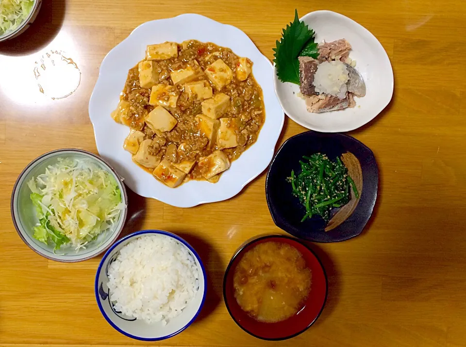 Snapdishの料理写真:麻婆豆腐、鯖缶の大根おろし乗せ、サラダ、ほうれん草のごまあえ、お味噌汁|いちごさん