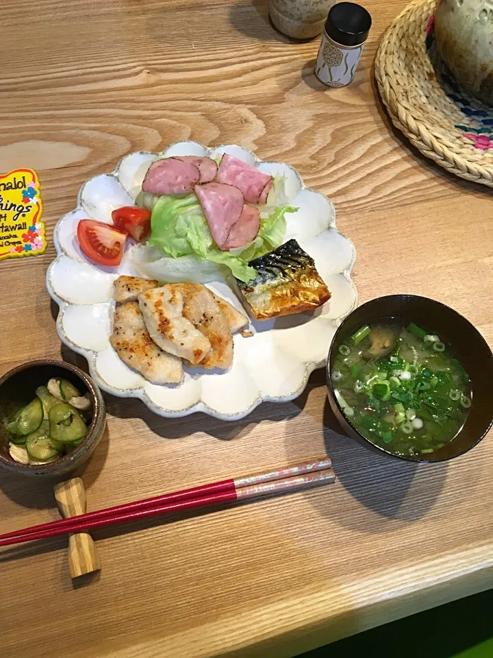 今夜のん♪

鶏胸肉のソテー
焼き鯖
鶏皮ポン酢
味噌汁

急なお出かけで
グラタンもおいなりさんも作る暇も気力もなく(u_u)|Momo Hanaさん