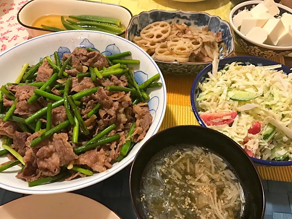 Snapdishの料理写真:牛肉とニンニクの芽炒め、ベーコンと蓮根の洋風きんぴら、コールスロー、パクチー春雨きのこスープなど|Junya Tanakaさん