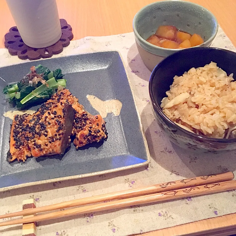 秋鮭の胡麻焼きと舞茸ごはん、小松菜のお浸しとじゃがいも|かぴこさん