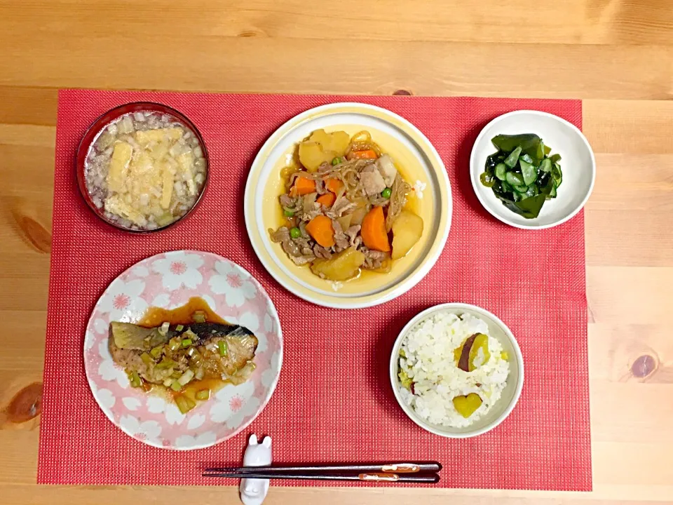 肉じゃが
ぶりのさっぱり煮
きゅうりとわかめの酢の物
ねぎと豆腐と油揚げの味噌汁
サツマイモご飯|Sayakaさん