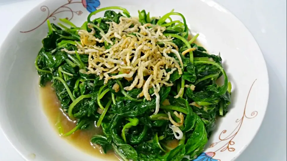 Stir fry spinach with minced dried shrimp + garlic. Top with fried silver fish 😉 my 1st time cooking|🌷lynnlicious🌷さん