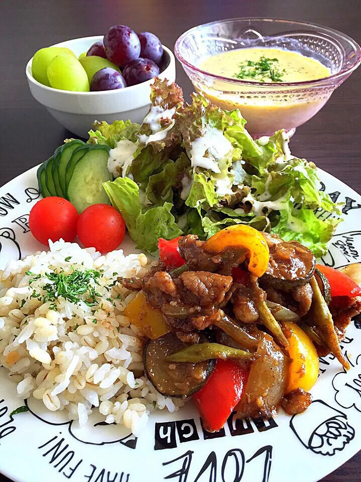 Snapdishの料理写真:⭐️夏野菜と牛肉のバルサミコガリバタ炒め
⭐️野菜サラダ  シーザードレッシング
⭐️かぼちゃのポタージュ
⭐️マスカット・ぶどう|よっちぃさん