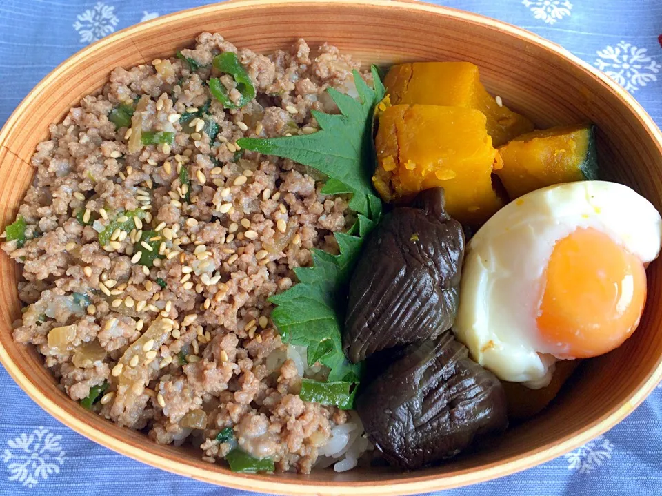 【わっぱ弁当】半熟卵入り‼︎そぼろご飯に煮びたしと南瓜の煮付けの最強コンビ♡いただきま〜した♪|るかるんさん