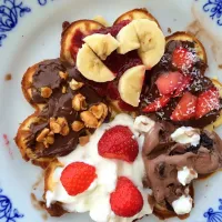 Snapdishの料理写真:Homemade waffles with several toppings 🍓🍦🍫|CatzeMDさん