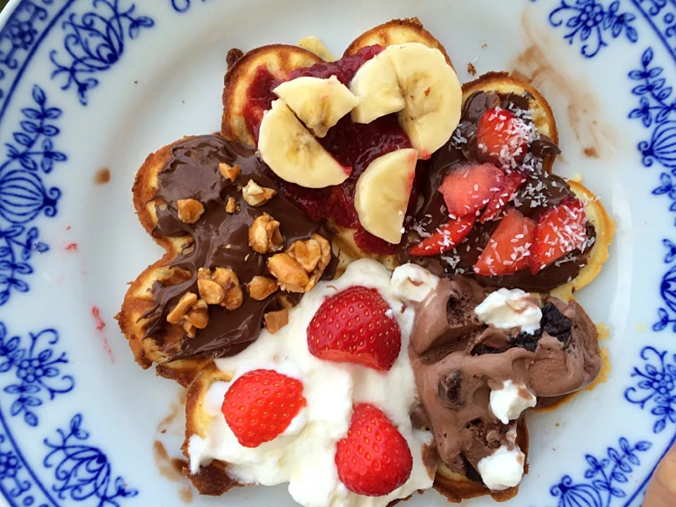 Homemade waffles with several toppings 🍓🍦🍫|CatzeMDさん