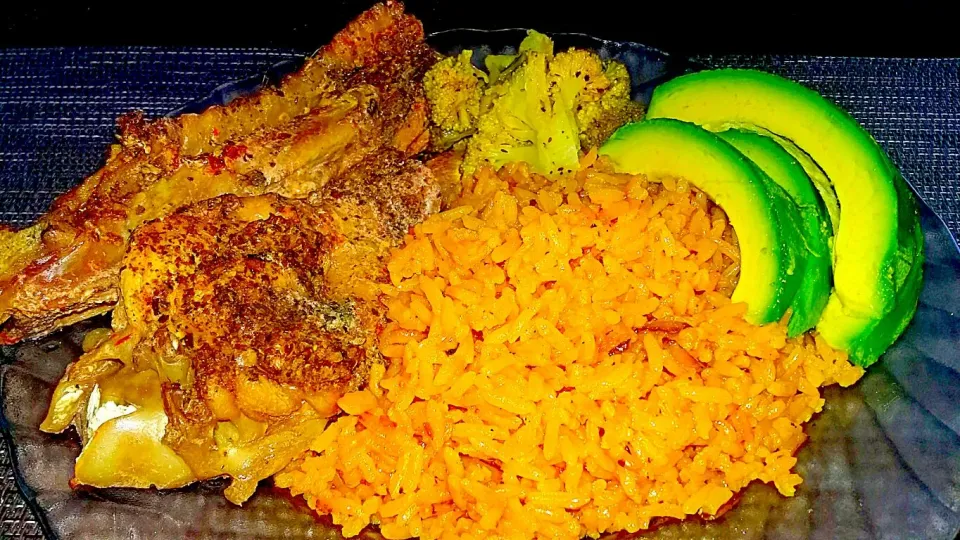 Baked Southwestern Marinated Turkey Wings with Yellow Garlic Rice Steamed Broccoli and Avocado.|Juan Simmsさん