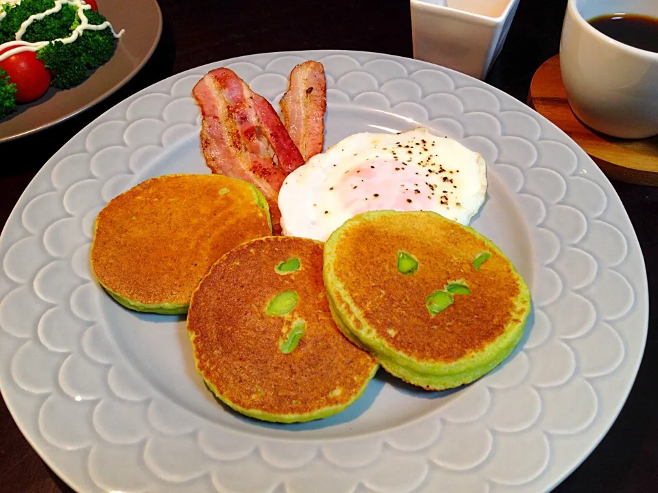 枝豆をふんだんに使用したグルテンフリーのお食事パンケーキ！ 蜂蜜たっぷりかけて、焼いたベーコンと半熟卵と一緒に食べれば最高に美味しいです！|Mokologueさん