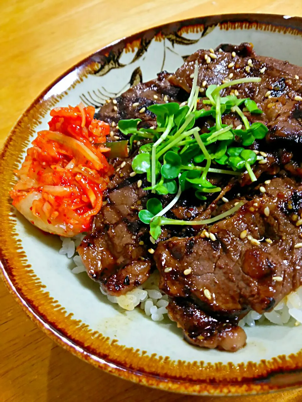 赤身の焼肉丼|徳之島トトロンヌさん