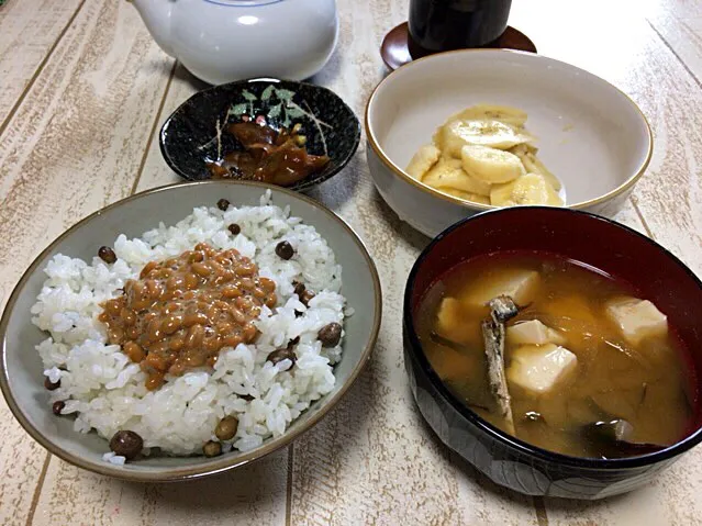 今日の男飯(⌒-⌒; )朝ごはんシリーズ(〃ω〃)むかごごはんwith納豆and味噌汁and生姜の煮物andバナナ♫|ひーちゃんさん