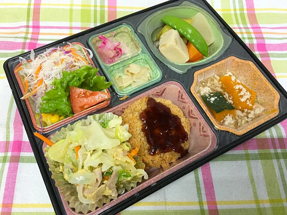 Snapdishの料理写真:メンチカツ甘だれかけ 日替わり弁当 豊川市宅配|Naokazu Kuritaさん