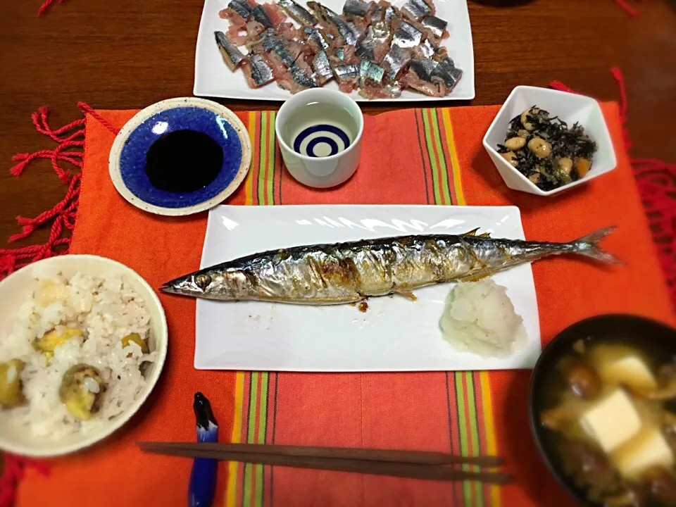 昨日の晩ごはん🐟栗ご飯とさんま🍁 ひじき煮物、なめこと豆腐のお味噌汁|もっちさん