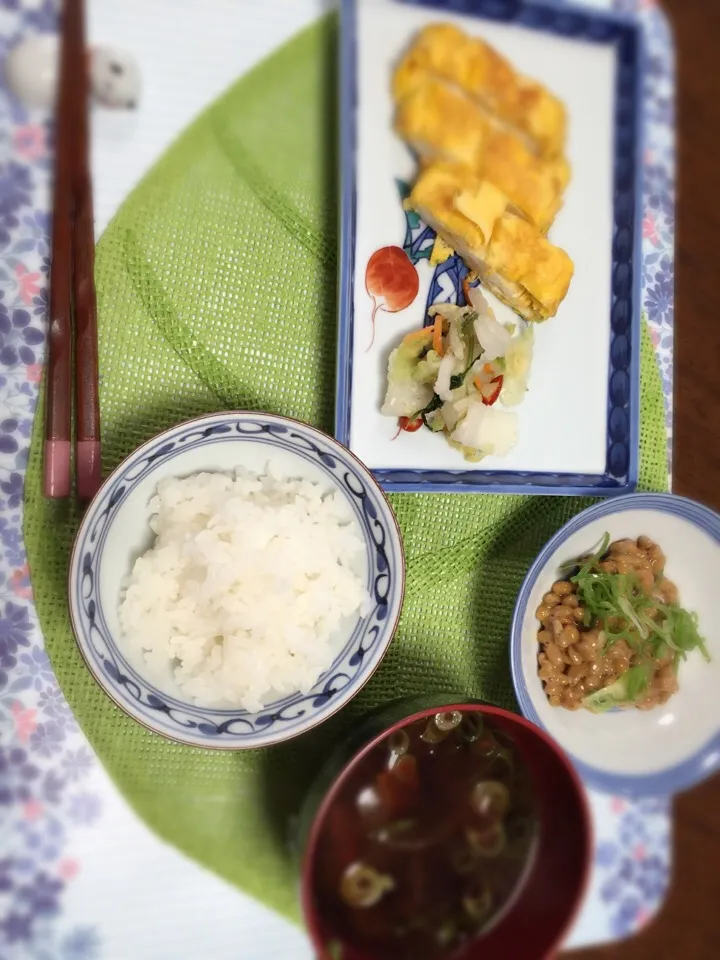 Snapdishの料理写真:Good  morning 今日は、月曜ですね。今朝は出汁巻卵、納豆、赤出汁で、元気に行きまーす！|misuzumisuさん