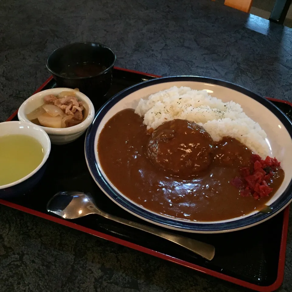 サラリーマンのランチメニュー。
 ハンバーグカレー|大石さん