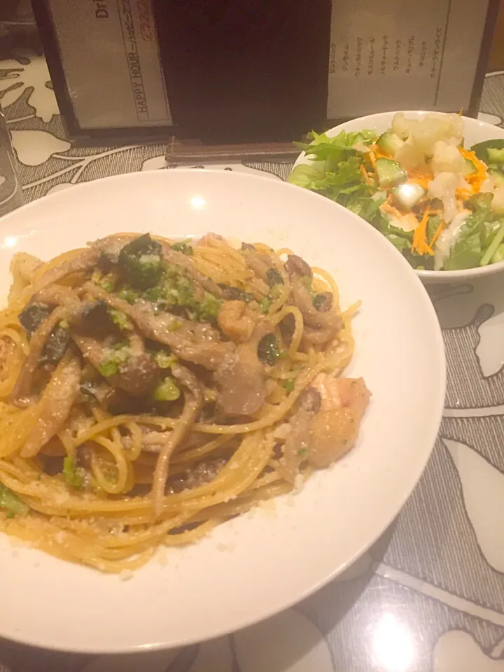 Snapdishの料理写真:ランチの残り駆使してまかない鶏とクズ野菜のパスタ(^^)|basilさん