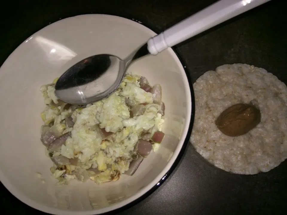 3egg whites, purple Onion, rice cake 1/2 Tbsp almond butter|Rhonda Lawesさん