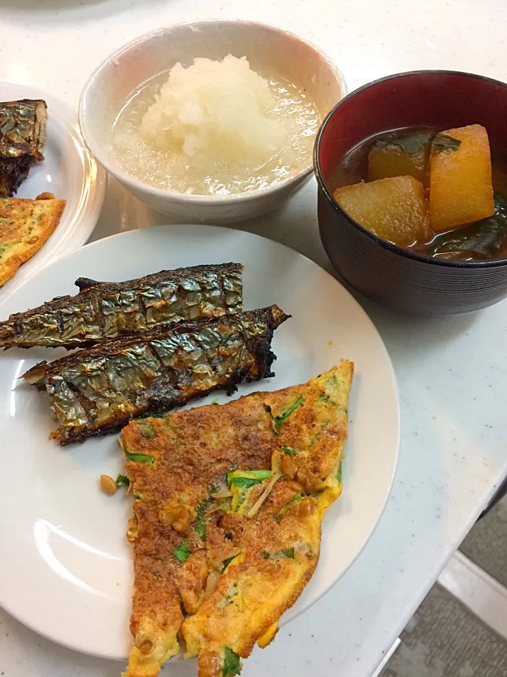 サンマの塩焼き、ニラ納豆タマ、冬瓜味噌汁|みウラさん